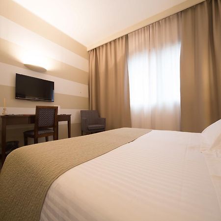 ליסונה Hotel Motel Ascot מראה חיצוני תמונה