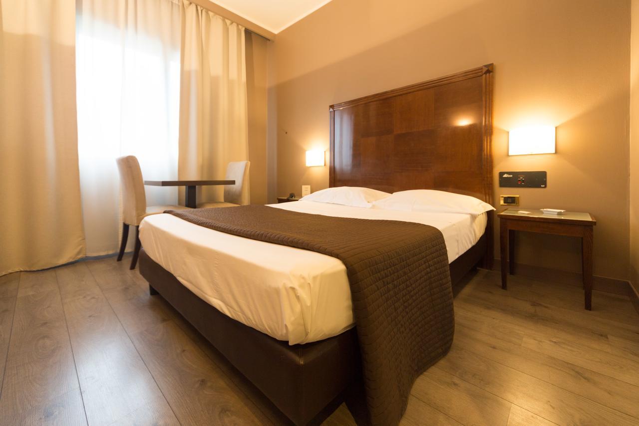 ליסונה Hotel Motel Ascot מראה חיצוני תמונה