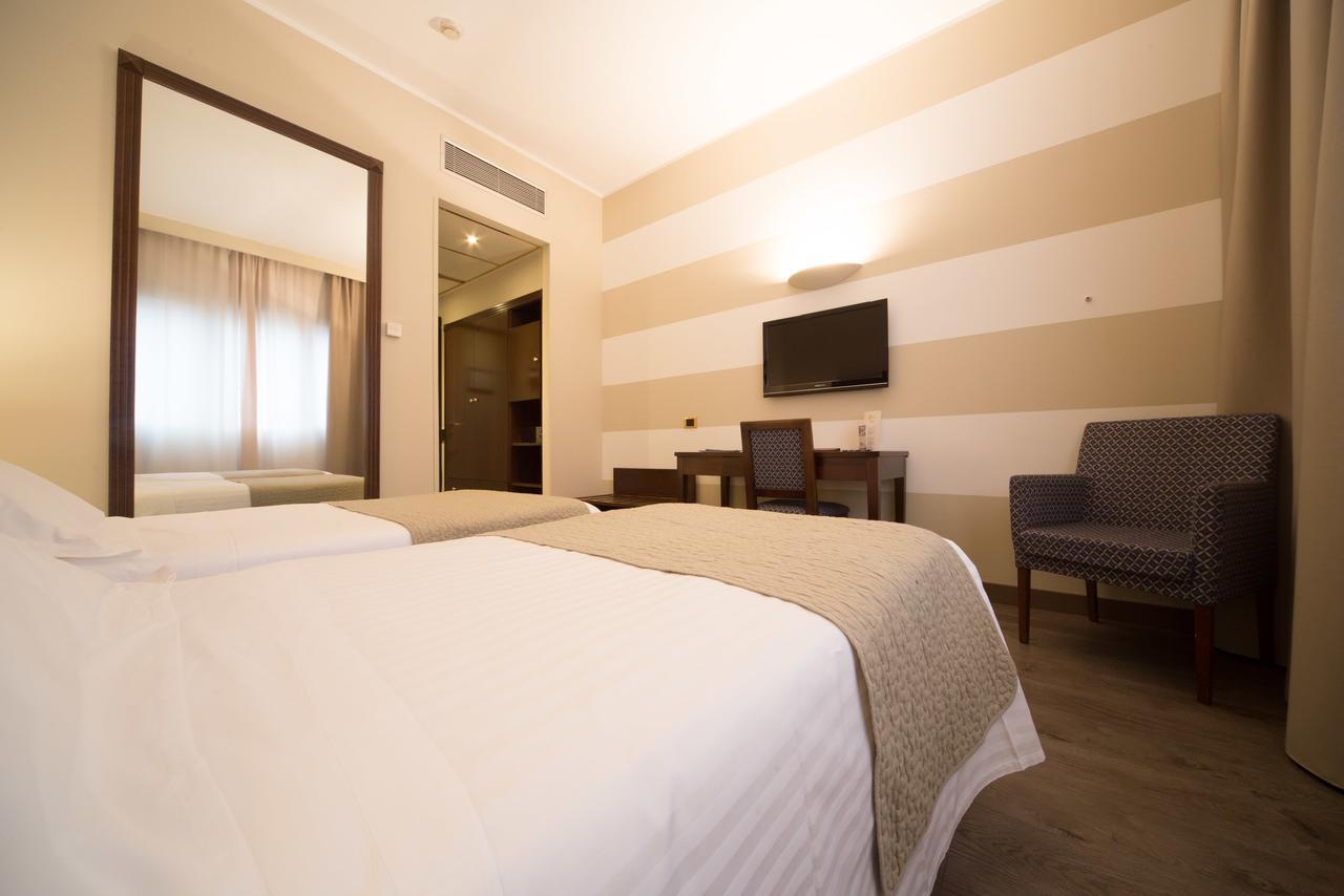 ליסונה Hotel Motel Ascot מראה חיצוני תמונה