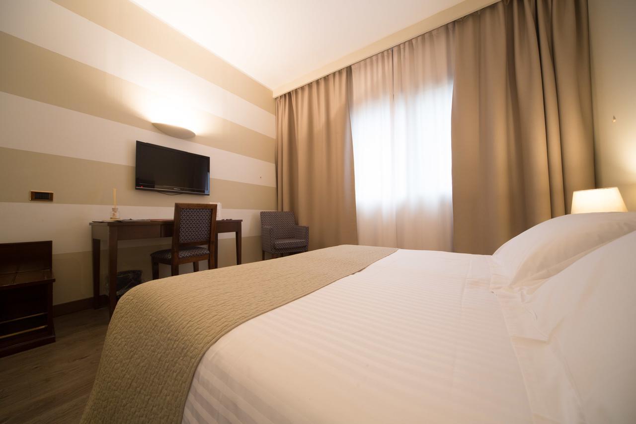 ליסונה Hotel Motel Ascot מראה חיצוני תמונה